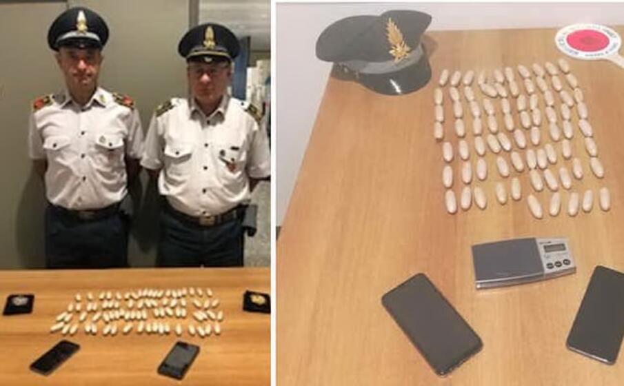 il materiale sequestrato (foto guardia di finanza)