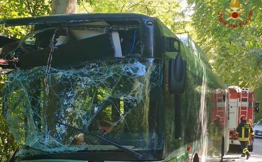 l autobus coinvolto nell incidente (ansa)
