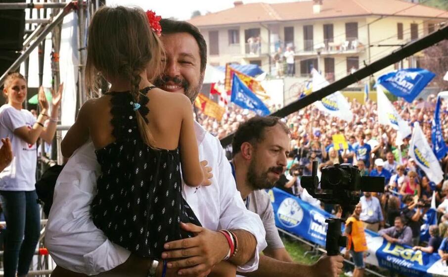 matteo salvini sul palco di pontida (ansa)