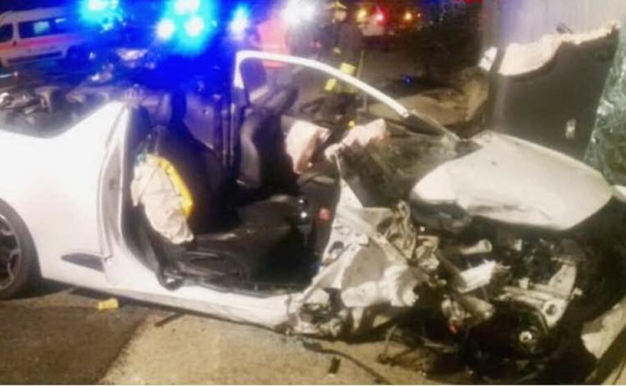 sul posto anche carabinieri e operatori del 118 (foto vigili del fuoco di cagliari)