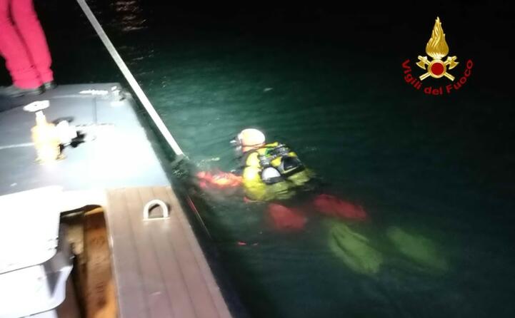barca contro diga a venezia tre morti l intervento dei soccorritori (ansa)