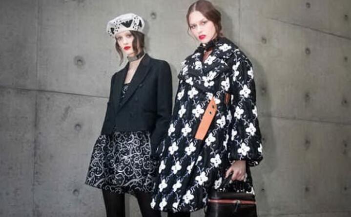 due modelle per giorgio armani (foto facebook fashion week)