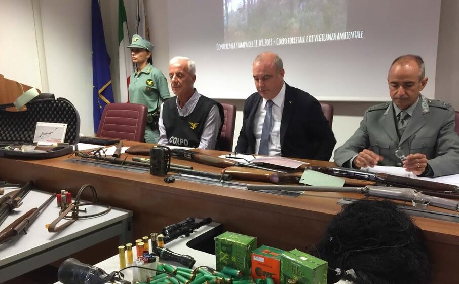 il materiale sequestrato (foto l unione sarda vercelli)
