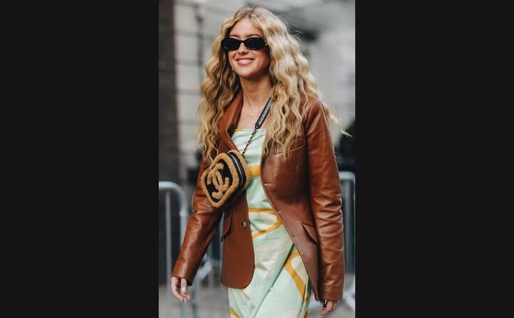 la modella claire guillon passeggia per le vie di milano (foto facebook gucci)