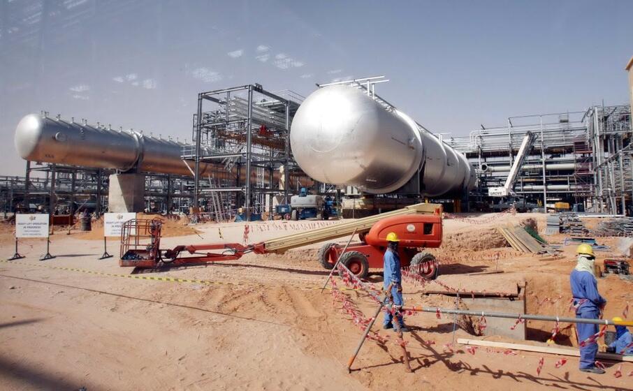 un impianto petrolifero saudita (ansa)