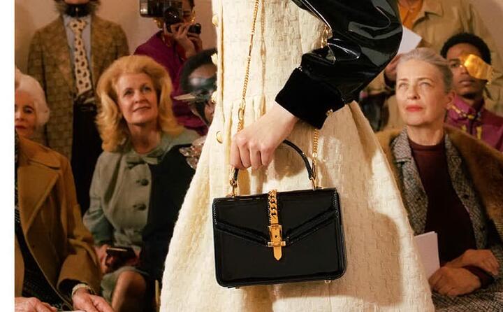 una borsa della collezione gucci tra lo stupore dei presenti (foto facebook gucci)