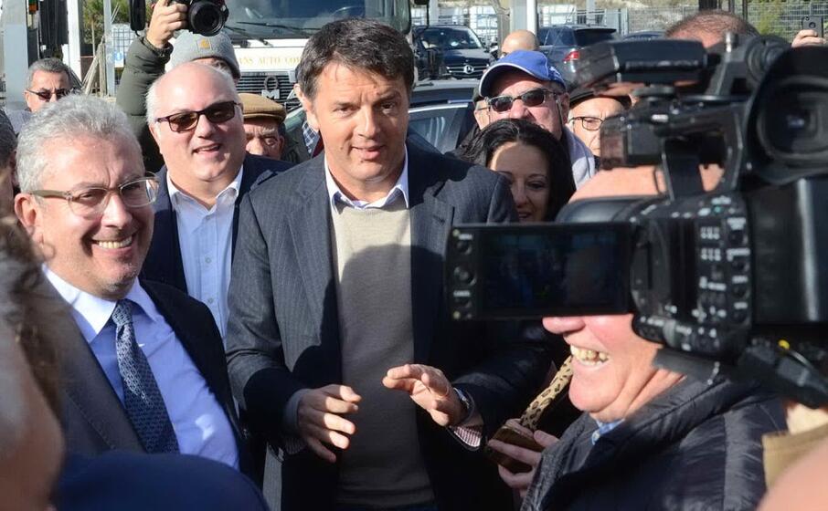 giuseppe luigi cucca (a sinistra) con matteo renzi durante una visita in sardegna nel 2017 (archivio l unione sarda calvi)