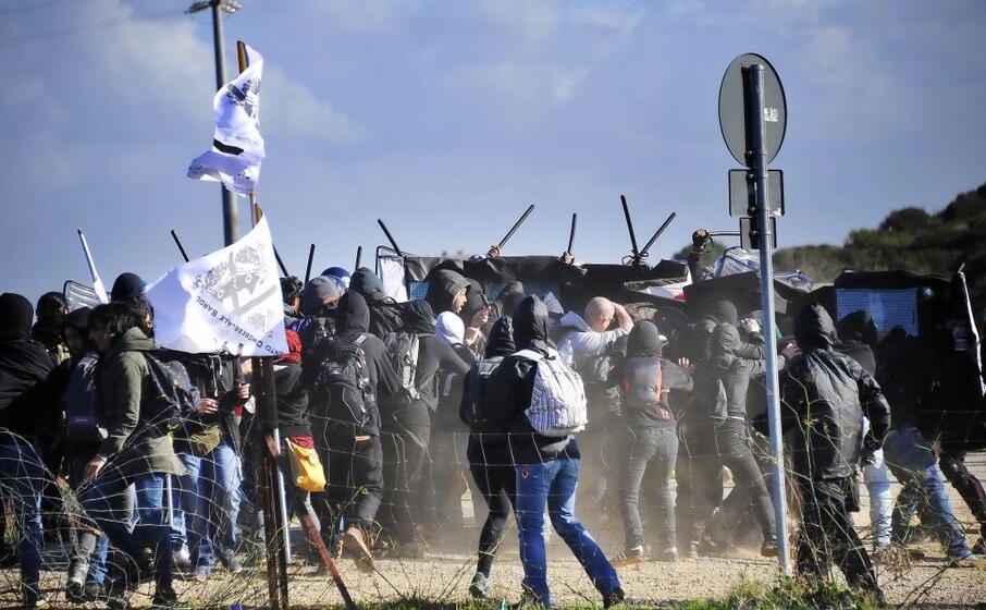 gli scontri avvenuti al poligono militare di capo frasca nel 2016 (foto l unione sarda chergia)