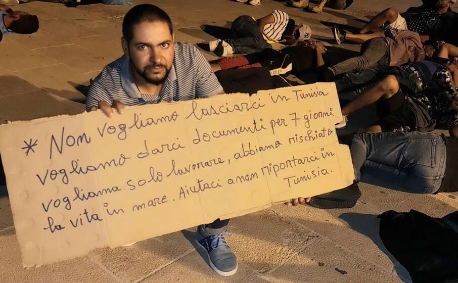 la protesta dei tunisini a lampedusa (ansa)