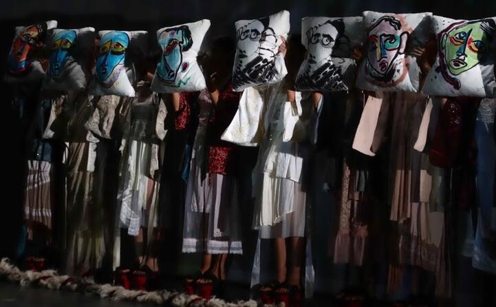 ad accompagnare la sfilata anche una performance teatrale (foto ansa)