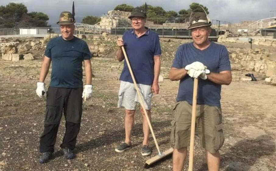 gli alpini al lavoro negli scavi di nora (foto l unione sarda murgana)