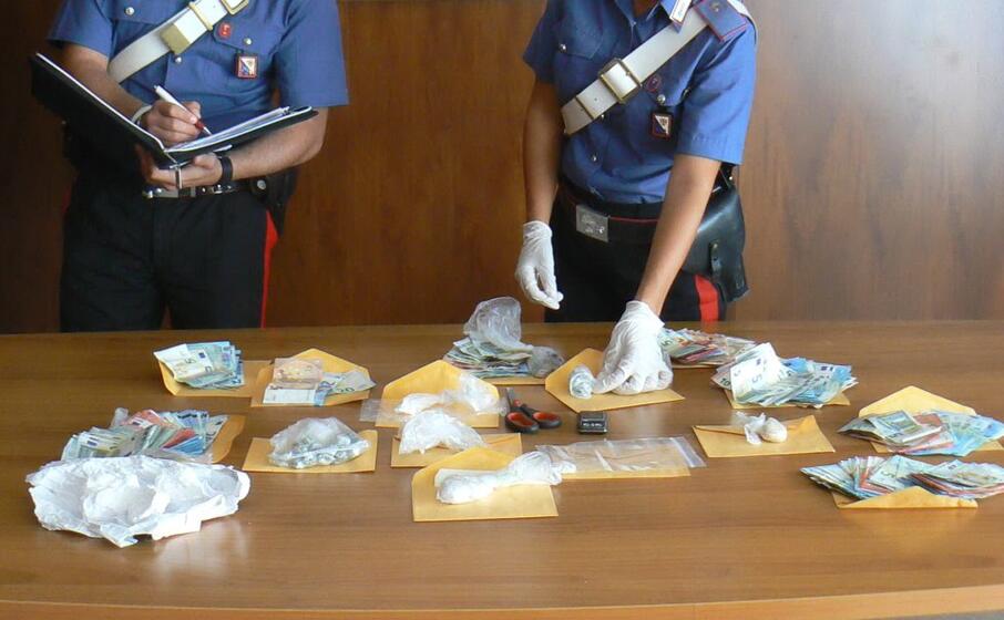 il materiale posto sotto sequestro (foto polizia di sassari)