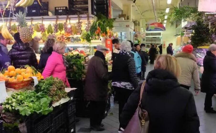 il mercato di san benedetto a cagliari (archivio l unione sarda)