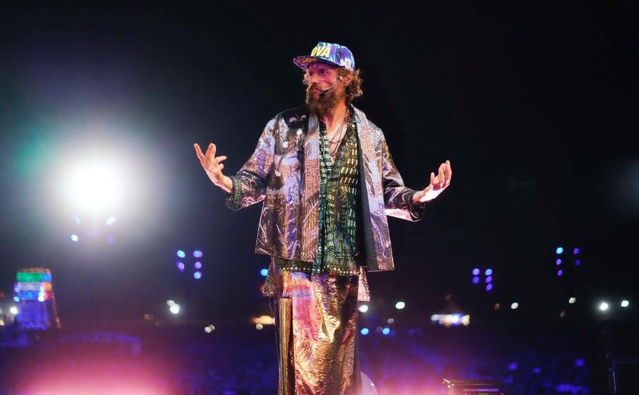 jovanotti sul palco di linate (ansa)
