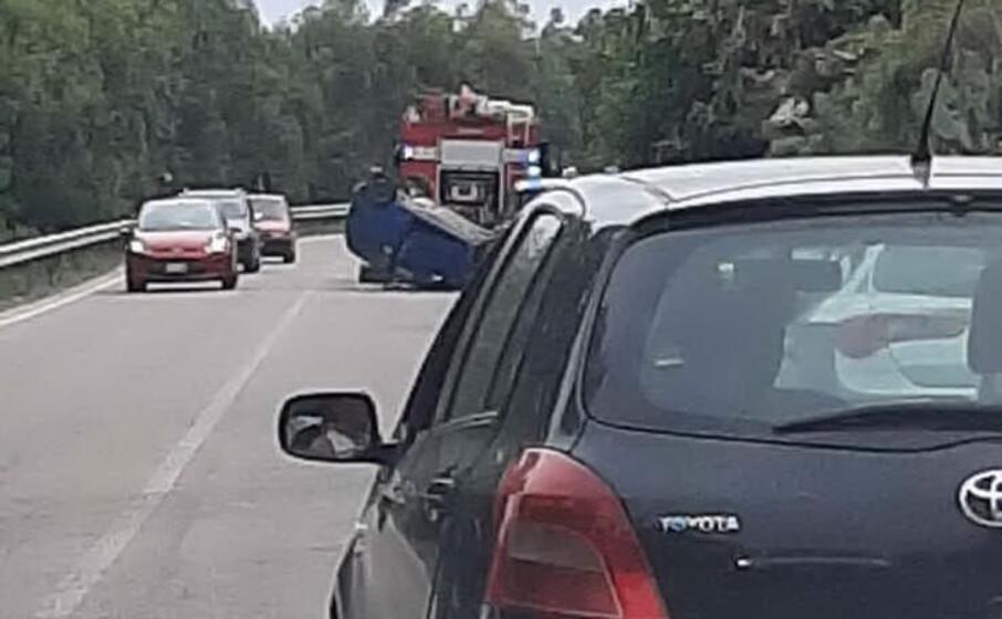 l auto rovesciata (foto l unione sarda serreli)