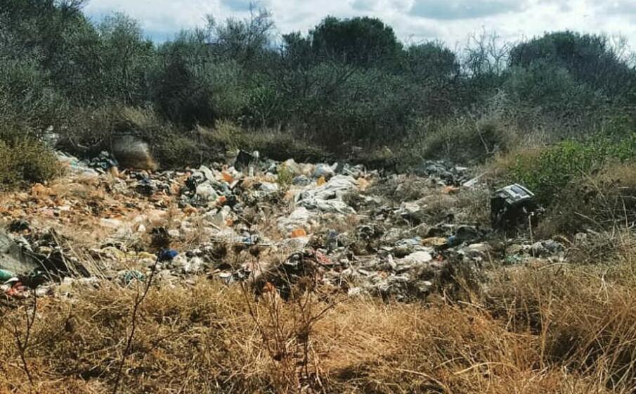 la discarica sull isola manna (foto instagram)