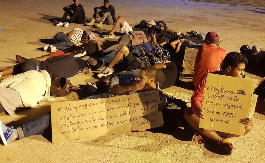 la protesta di un gruppo di migranti tunisini (ansa)