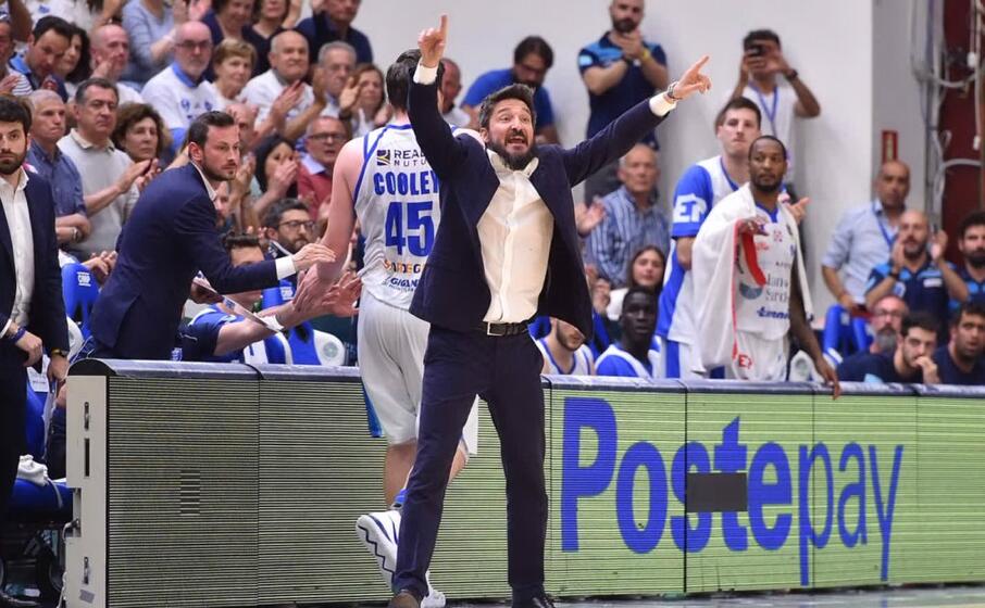 pozzecco nella semifinale scudetto contro milano (foto dinamo)