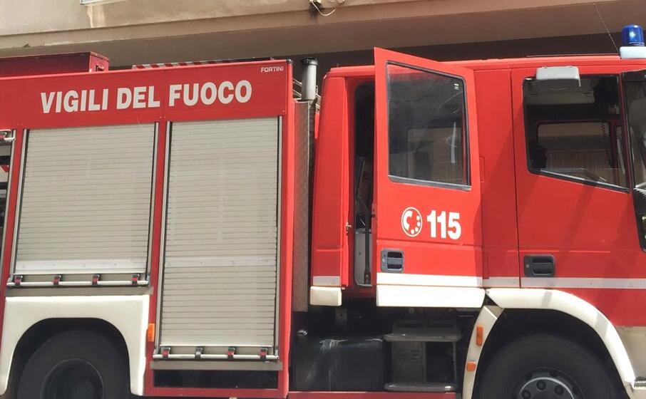 una squadra dei vigili del fuoco di oristano (foto l unione sarda sanna)