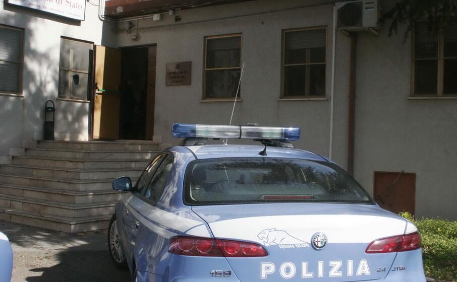 polizia a tortol (archivio l unione sarda)