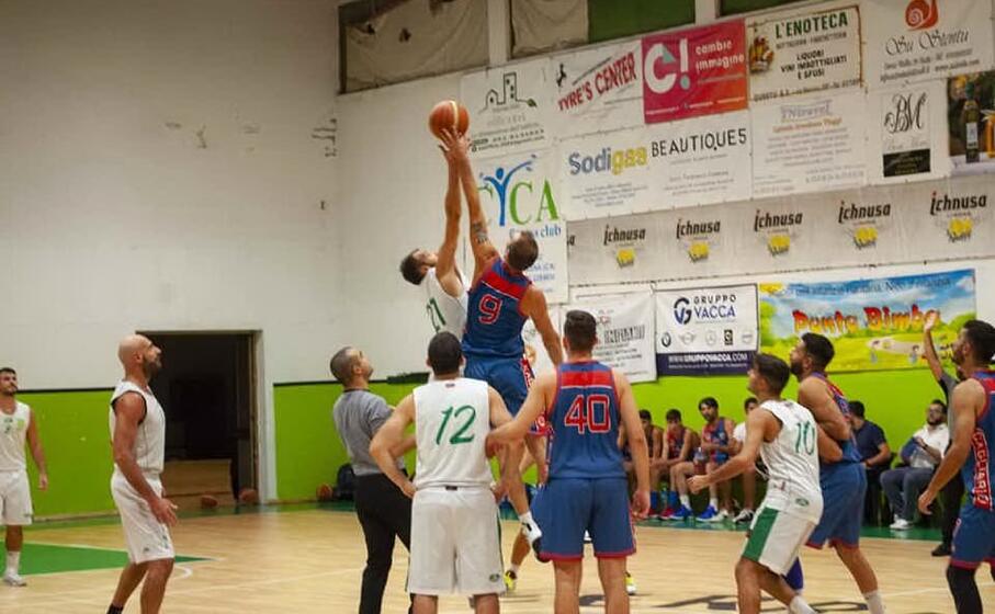 la palla a due della finale ferrini esperia (foto l unione sarda garau)