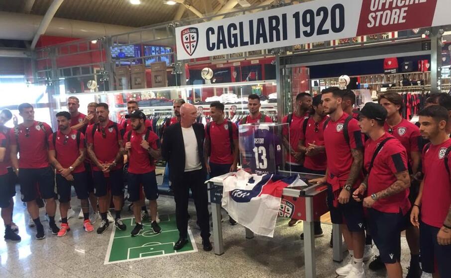la maglia di davide astori al cagliari store (foto l unione sarda de francisci)
