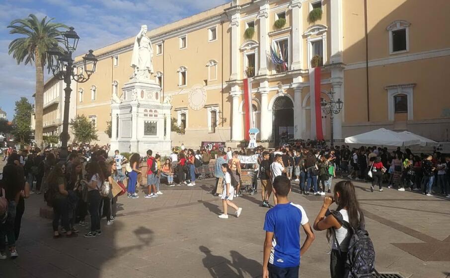 gli studenti in piazza eleonora (foto l unione sarda sanna)