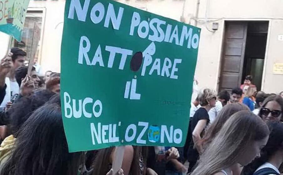 un cartello alla sfilata di sassari (foto l unione sarda tellini)