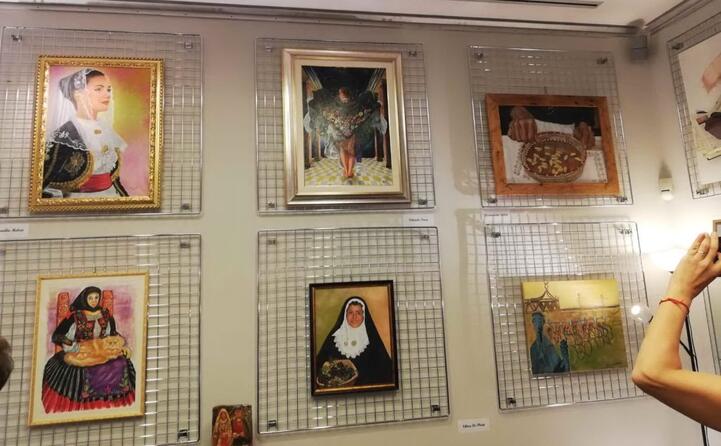 alcune delle opere esposte alla mostra visioni di sardegna allestita in via margutta a roma (foto ufficio stampa)