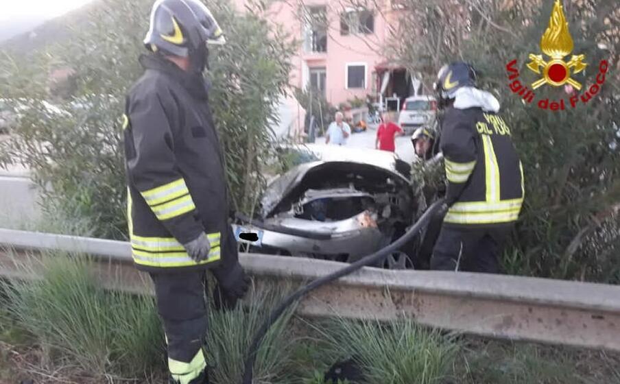 una delle due finita oltre il guard rail (foto vdf)