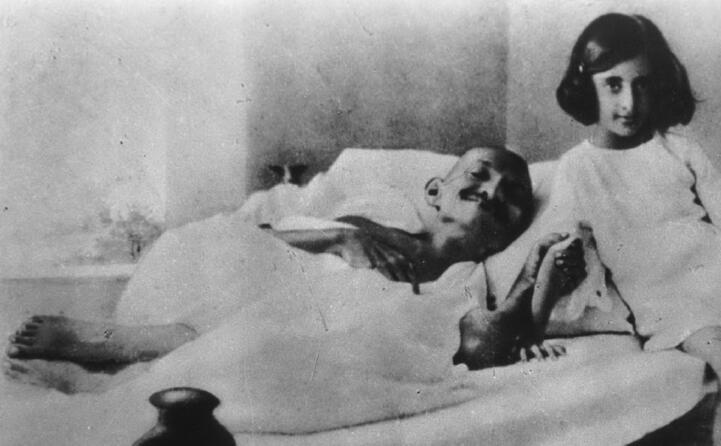 durante un digiuno nel 1924 con indira gandhi