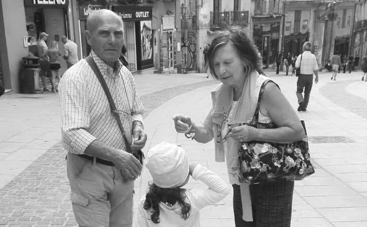 i nonni rendono migliore il mondo nella foto di maria giovanna nonna laura e nonno gianpaolo