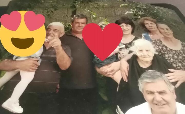 jennifer e marika con i 4 nonni e i 3 bisnonni tanti auguri