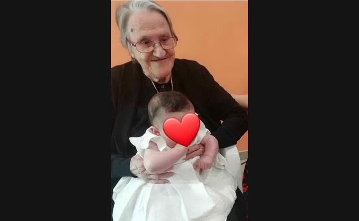 nonna pepa di 92 anni in braccio ha la nuova pronipote i 17 nipoti e i 12 pronipoti fanno gli auguri alla nonna e bisnonna a cui vogliono tanto bene