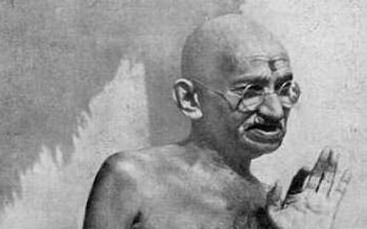teorizza e pratica atti di disobbedienza civile per combattere la colonizzazione britannica dell india