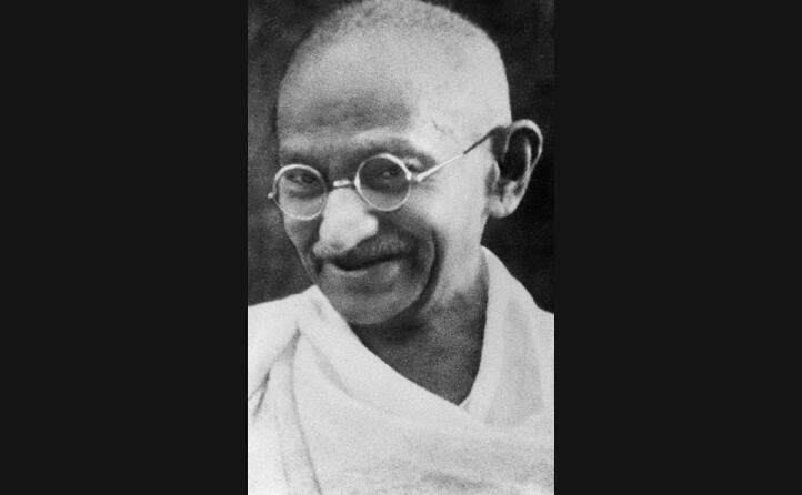 viene ucciso da un fanatico hindu nel 1948 (le foto sono wikipedia)