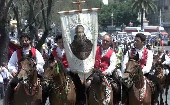 lo stendardo di fra nicola in una festa di sant efisio (archivio l unione sarda)