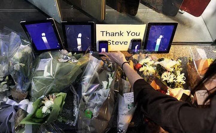 fiori e ipad fuori dallo store di palo alto (foto wikipedia)