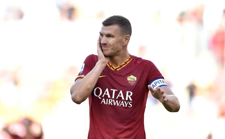 dzeko si tocca il volto dopo un colpo ricevuto (foto ansa cagliari calcio e as roma)