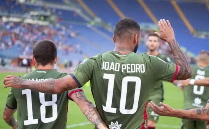 l abbraccio a joao pedro dopo il vantaggio