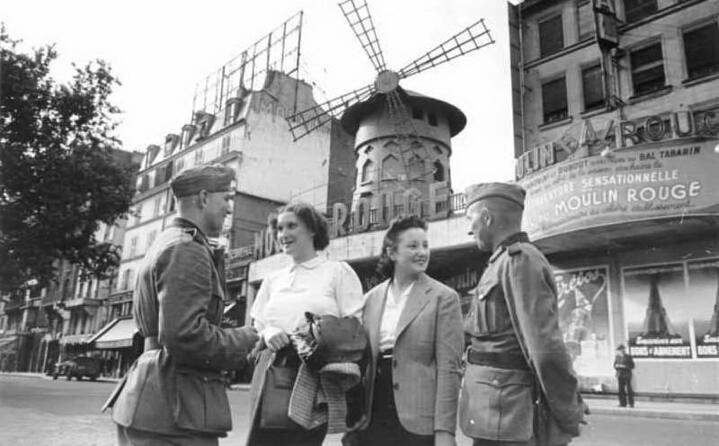 soldati tedeschi durante l occupazione di parigi nel 1940 (foto wikipedia)