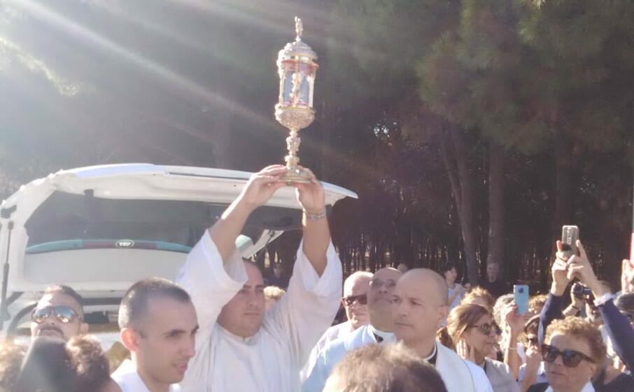 la teca con la reliquia arriva a portoscuso (foto l unione sarda pani)