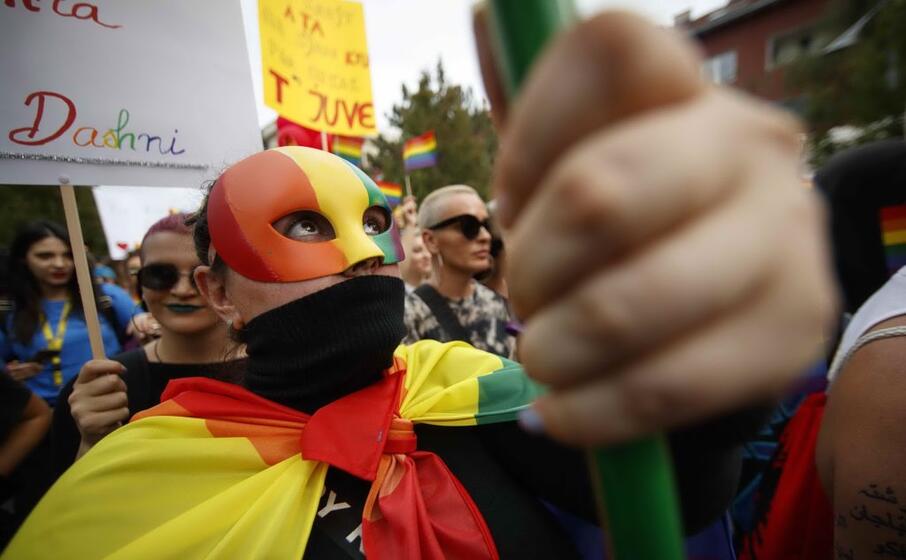 decine di manifestanti sono scesi in piazza per i diritti degli omosessuali