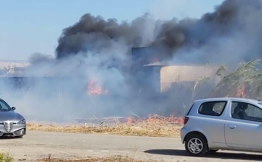 le fiamme sono divampate dietro alla struttura