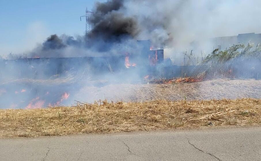 sul posto sono intervenuti i vigili del fuoco