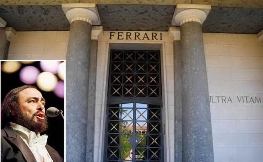 la tomba di enzo ferrari e nel riquadro luciano pavarotti (archivio l unione sarda)