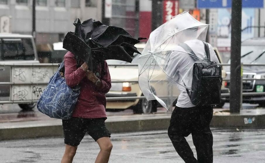 alcune aree di tokyo sono state travolte da un tornado