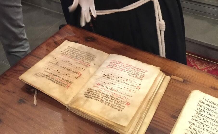 il codice antico donato alle clarisse (foto l unione sarda mocci)