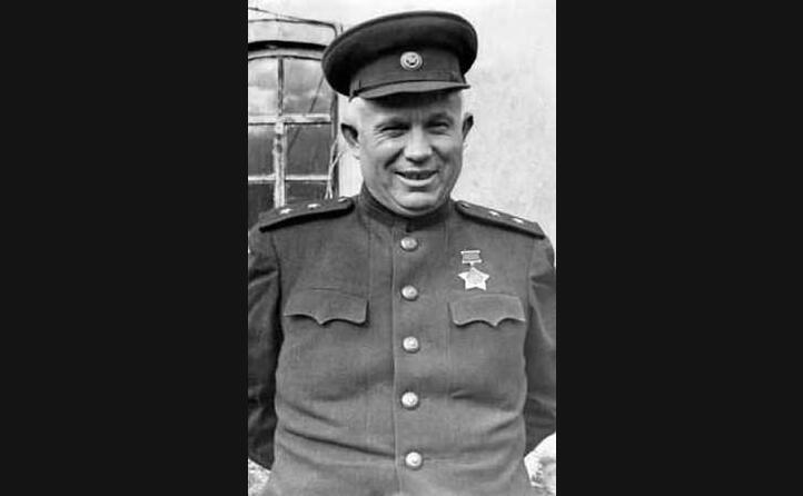 kruscev in uniforme durante la seconda guerra mondiale (le foto sono google e wikipedia)