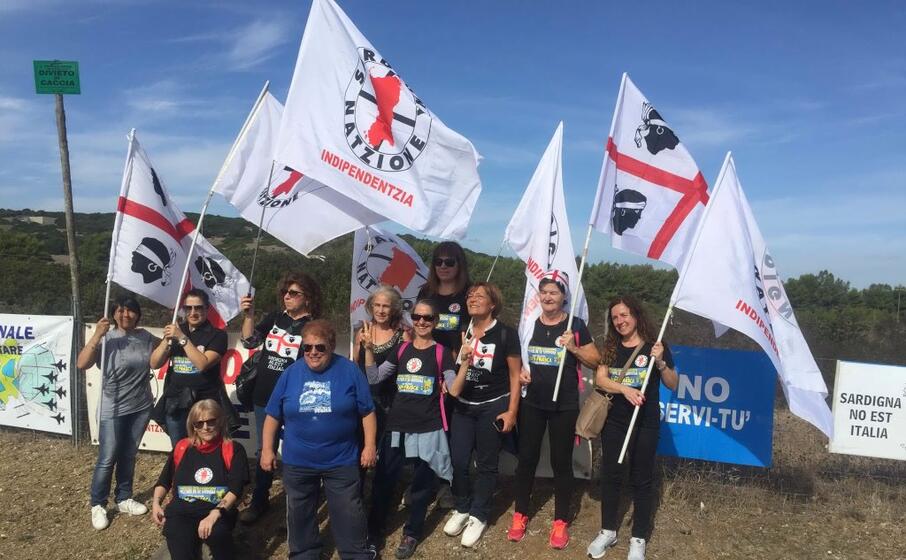 protesta a capo frasca per contrastare le esercitazioni militari nell isola